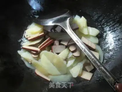 Make Eggs and fried potatoes step 4