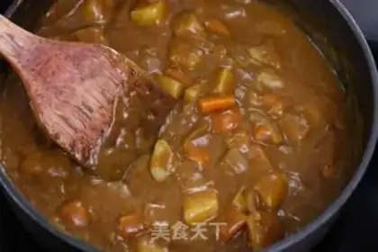 Make Curry potato beef gravy step 4