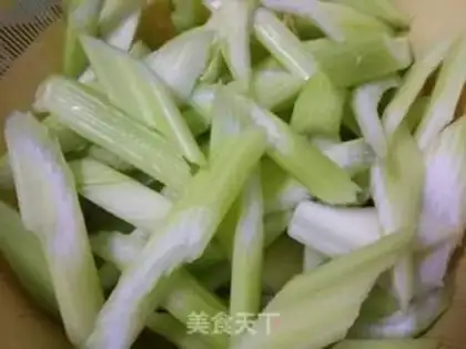 Make Celery slices of apricot mushroom step 1