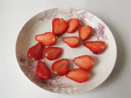Make Strawberry yogurt step 1