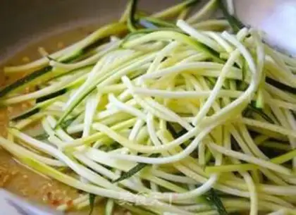 Make Shrimp green noodles step 1