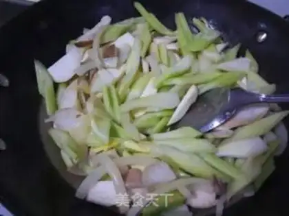 Make Celery slices of apricot mushroom step 6