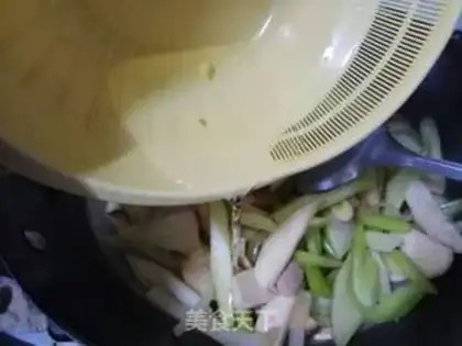 Make Celery slices of apricot mushroom step 9