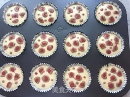 Make Fashion Panther Cupcake step 10