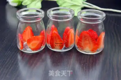 Make Strawberry shakes step 2