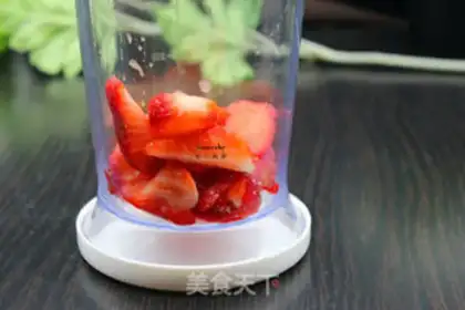 Make Strawberry shakes step 3