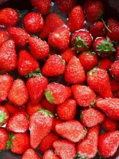 Make Homemade strawberry sauce step 0