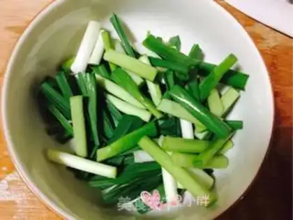 Make Garlic fried eggs step 1