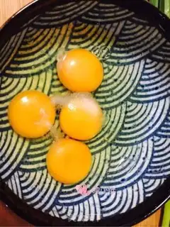 Make Garlic fried eggs step 2