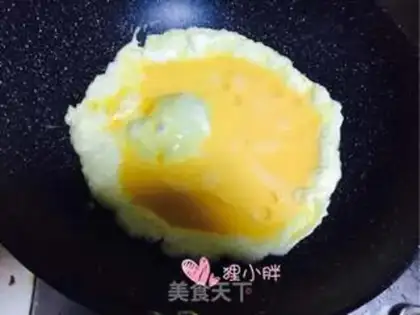 Make Garlic fried eggs step 4