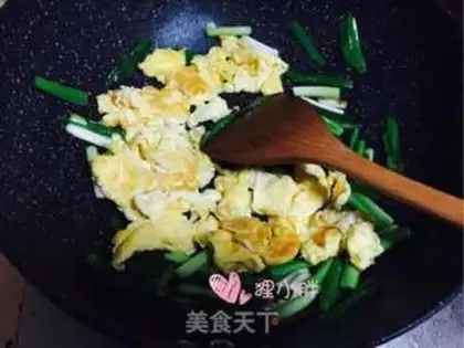 Make Garlic fried eggs step 8