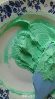 Make Creative 3-8 holiday cake step 8