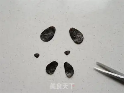 Make A panda cup for children step 6