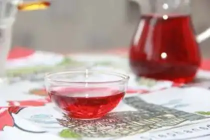 Make Rose cranberry fruit tea step 1