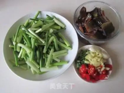 Make Garlic seedlings burn the fish step 0