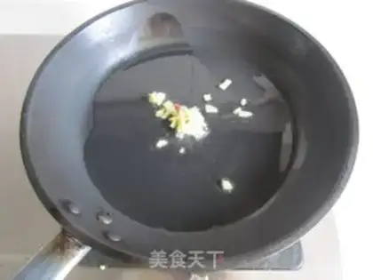 Make Garlic seedlings burn the fish step 1