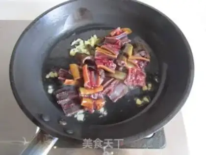 Make Garlic seedlings burn the fish step 2