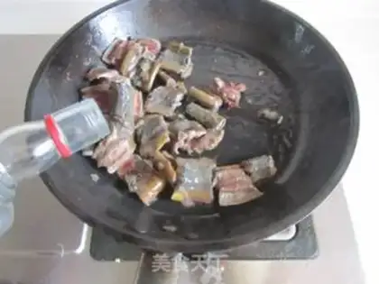 Make Garlic seedlings burn the fish step 3