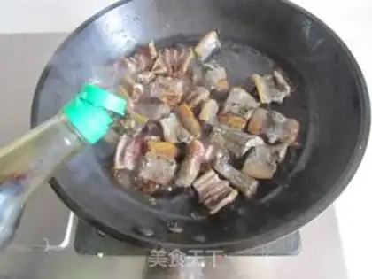 Make Garlic seedlings burn the fish step 4