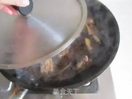 Make Garlic seedlings burn the fish step 5