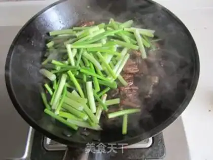 Make Garlic seedlings burn the fish step 6