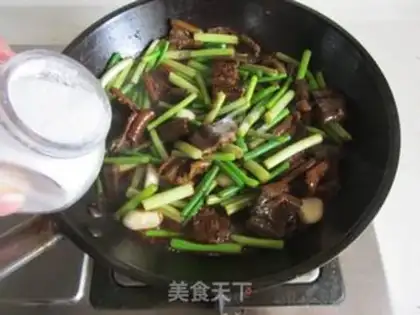 Make Garlic seedlings burn the fish step 7