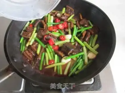 Make Garlic seedlings burn the fish step 8
