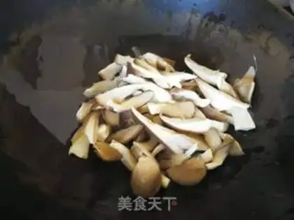 Make Cream mushroom fried mussels step 2