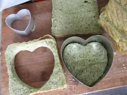 Make Spinach toast and sandwiches step 17