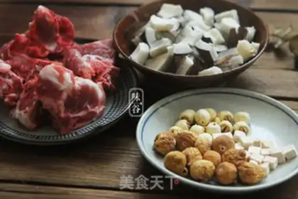 Make Pork soup for the coconut step 0