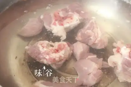 Make Pork soup for the coconut step 1