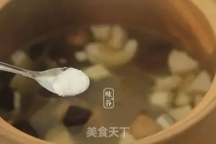 Make Pork soup for the coconut step 4