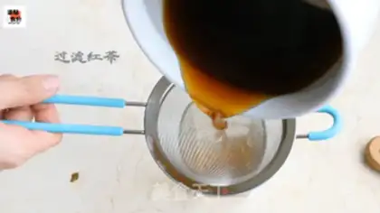Make Caramel hot milk tea step 2