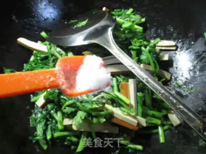 Make Eggs dry and fried step 5