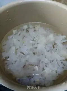 Make Silver-ear lily soup step 1