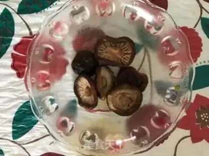 Make Porridge of mushroom abalone carrots step 2