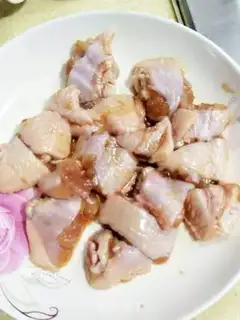 Make Pretzels of spicy chicken wings step 0