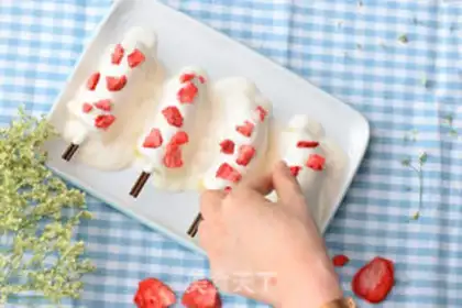 Make Strawberry cracker banana ice cream step 3