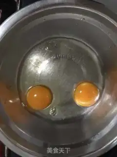 Make Eggs and tomato sauce step 1