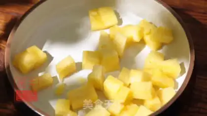Make Pineapple rice step 3