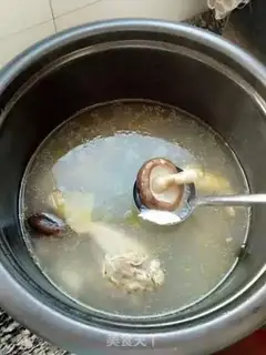 Make Chicken leg soup from the mushroom mountain step 0