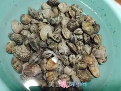 Make Spicy clams step 1