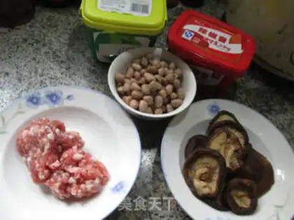 Make Meat and peanut rice mushroom sauce step 0