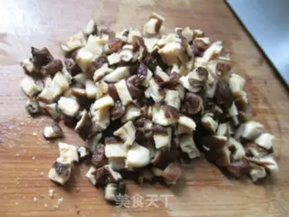 Make Meat and peanut rice mushroom sauce step 1