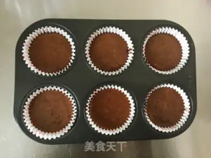 Make Big chocolate white cupcakes step 6