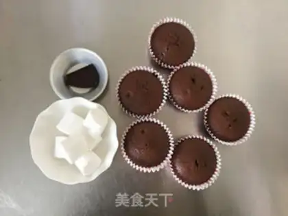 Make Big chocolate white cupcakes step 7