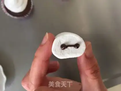 Make Big chocolate white cupcakes step 12