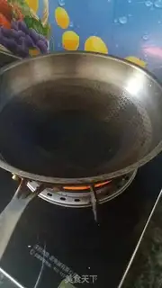 Make Scrambled eggs step 1