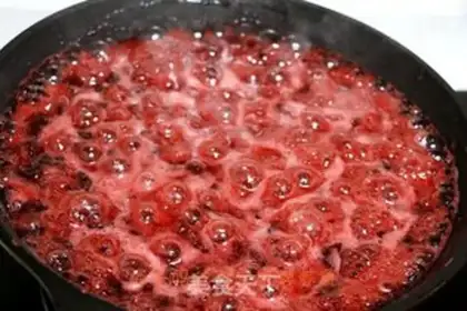 Make Homemade strawberry sauce step 14