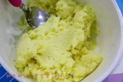 Make Heart-shaped coconut bread step 5